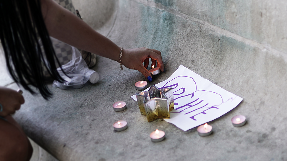 Candles dey placed next to piece of paper wit Archie written on it inside one hand-drawn heart, outside di Royal London Hospital