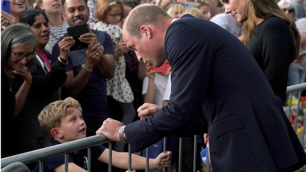Prince William dey follow one child tok outside Windsor Castle