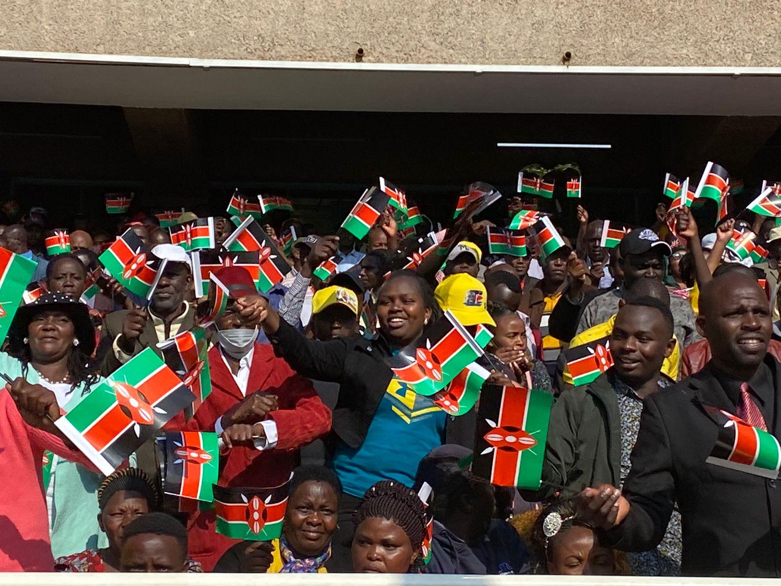 Crowd of Ruto supporters dey wave Kenya flag