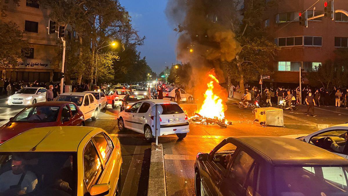 police bike dey burn as Iran pipo continue protest