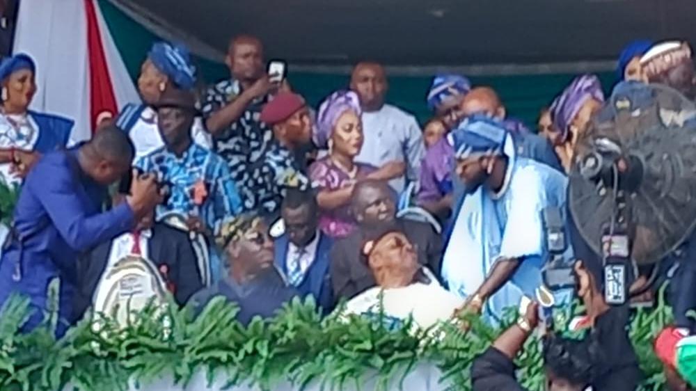 Davido make first appearance as e attend im uncle inauguration ceremony as Osun govnor