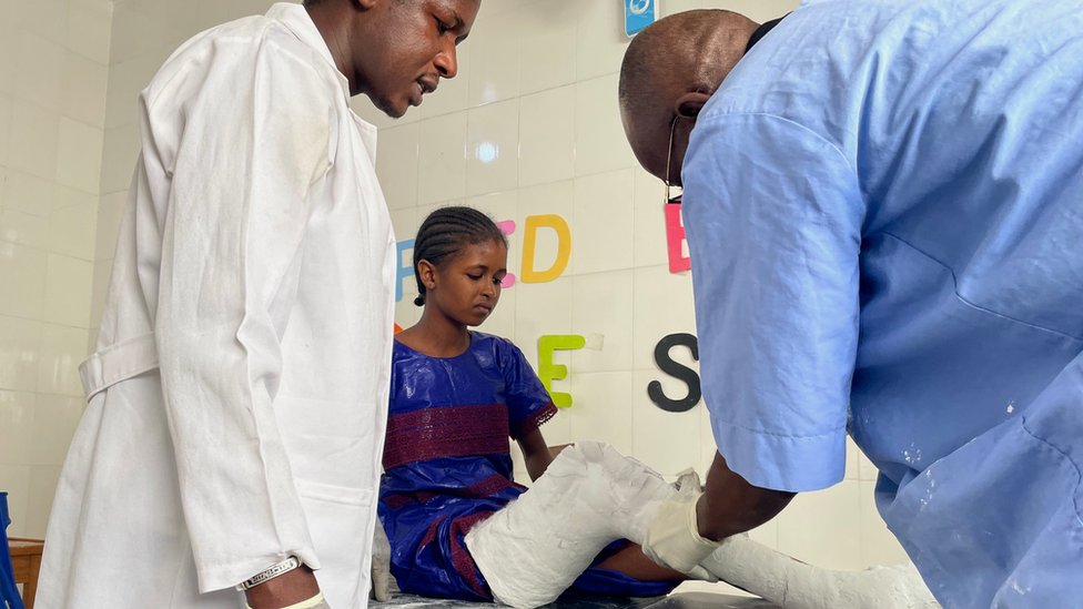 Fatou having her plaster cast changed