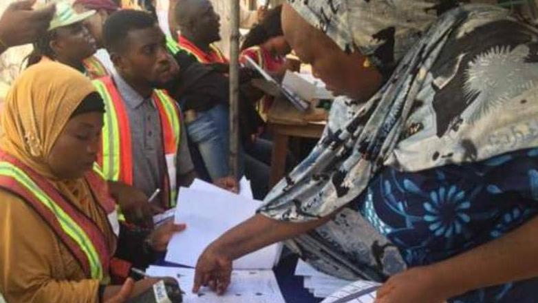 Pesin wey dey check voter register before e vote 