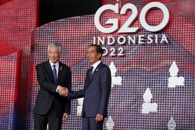 Singapore Prime Minister Lee Hsien Loong dey greet Indonesia President and G20 host Joko Widodo on Tuesday morning