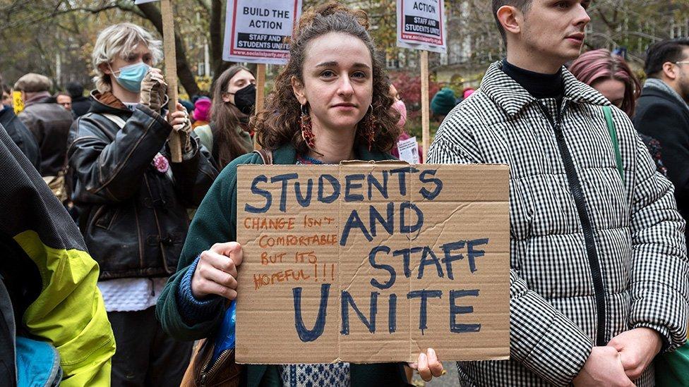 U﻿K University staff bin protest