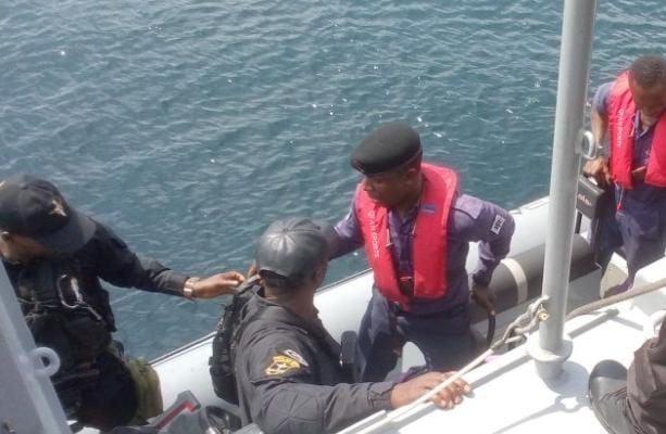 Naval officers with di arrested suspects 