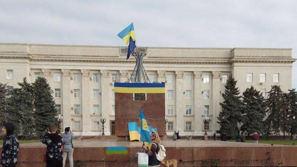 Ukraine flag dey fly now for Kherson regional administrative building