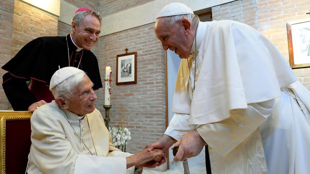 Pope Francis greet Pope Emeritus Benedict XVI during one meeting wit newly named Cardinals for di Vatican Mater Ecclesiae Monastery