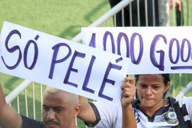 Pipo hold up signs wit Pele name during im funeral 