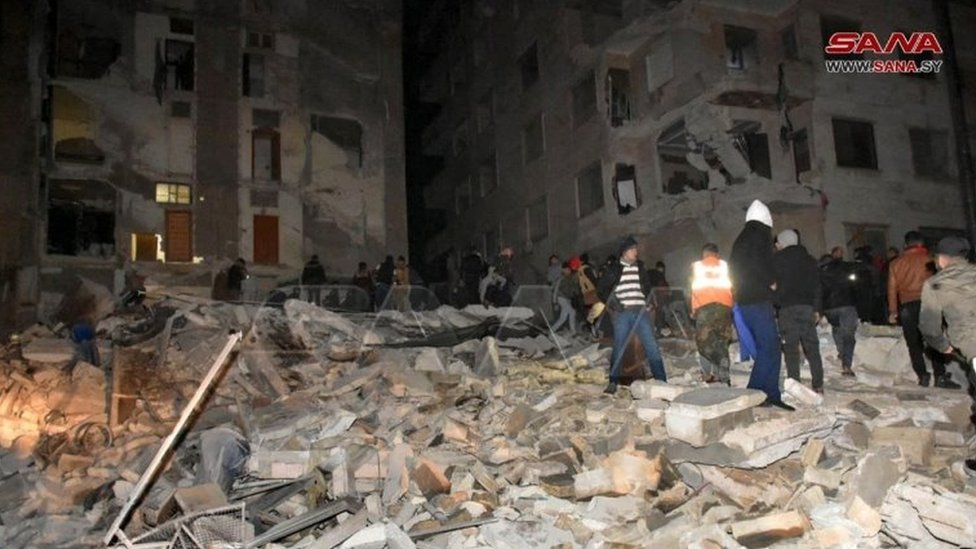 Pipo dey search for survivors afta one building collapse for Hama, Syria. Photo: 6 February 2023