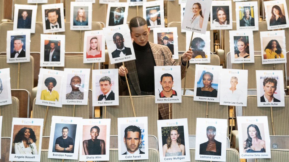 One staff member use "heads on sticks" to check camera blocking at di Royal Albert Hall, London, ahead of d EE British Academy Film Awards on Sunday 19 February