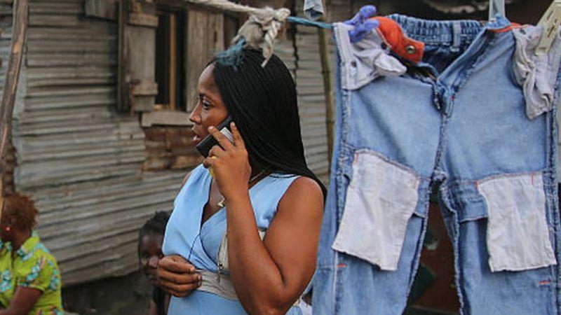 Woman wey dey phone pesin
