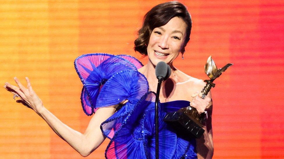 Michelle Yeoh receive di Best Lead Performance award for Everything Everywhere All at Once for di 38th Film Independent Spirit Awards in Santa Monica, California, U.S., March 4, 2023