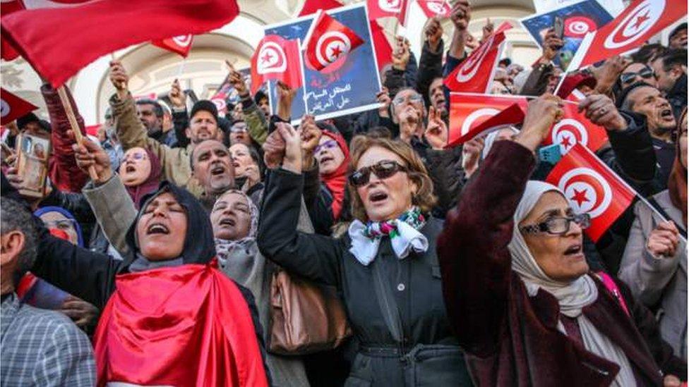Tunisians dey protest