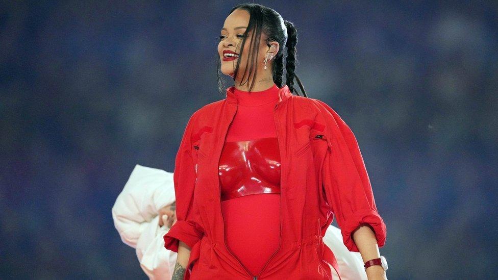Recording artist Rihanna perform during di halftime show of Super Bowl LVII for State Farm Stadium
