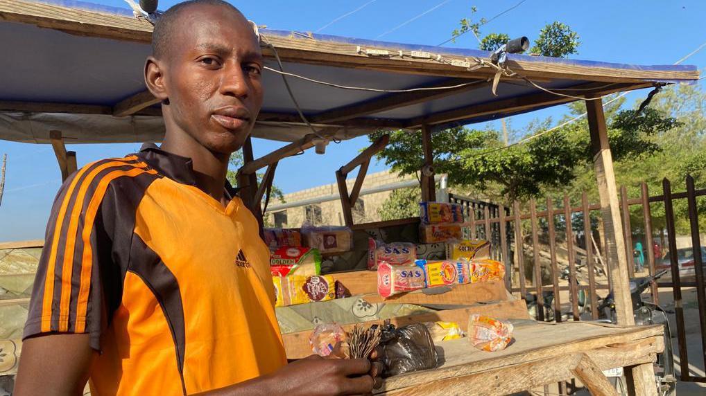 Abubakar Medile na bread seller wey neva begin accept di old notes as e dey wait to see how tins go pan out.