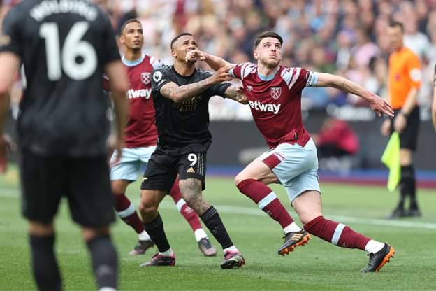 Arsenal and West ham players struggle for ball