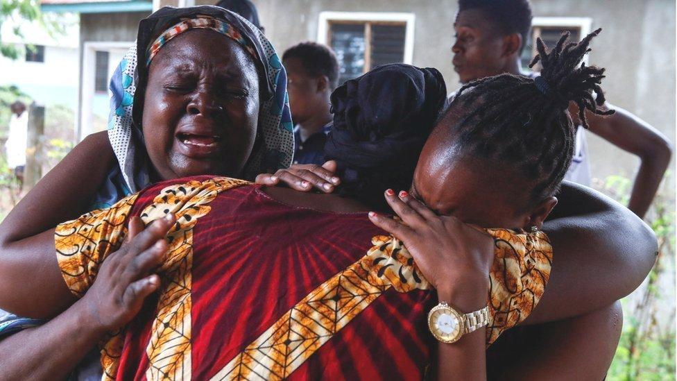 Kenyans dey find dia relatives among di starvation cult victims for Kilifi