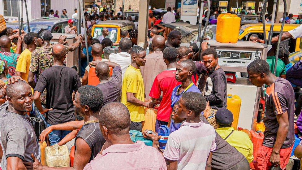 Plenty queue for filling station for Lagos state