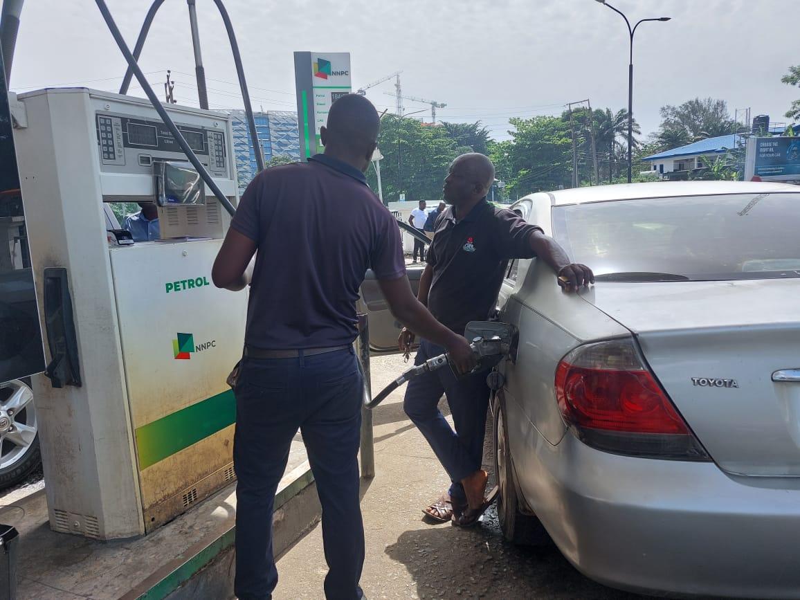 Fuel attendant dey pump fuel for Lagos