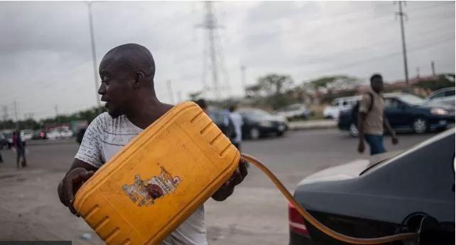 Pesin dey pour petrol into im car from jerrycan