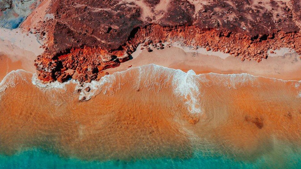 Di rust-coloured coastline of Western Australia