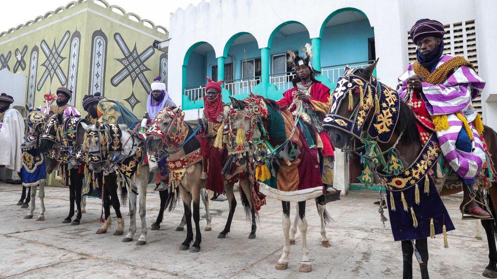 pipo dey ontop horse for Ilorin emir palace