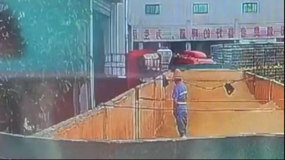 Screengrab of di viral video show di worker climb enta di container