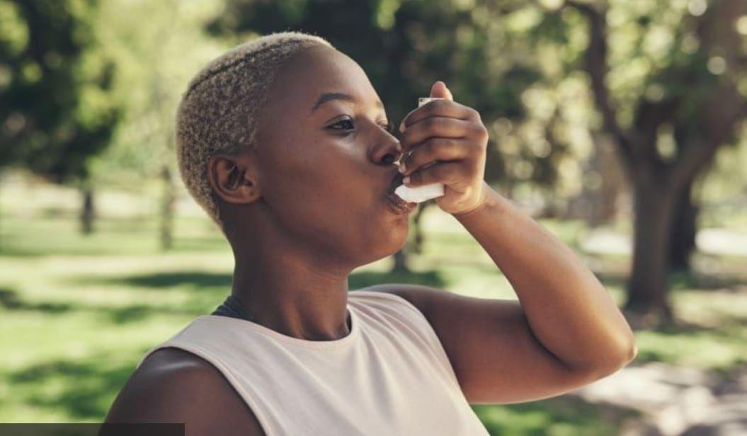 Woman with inhaler 