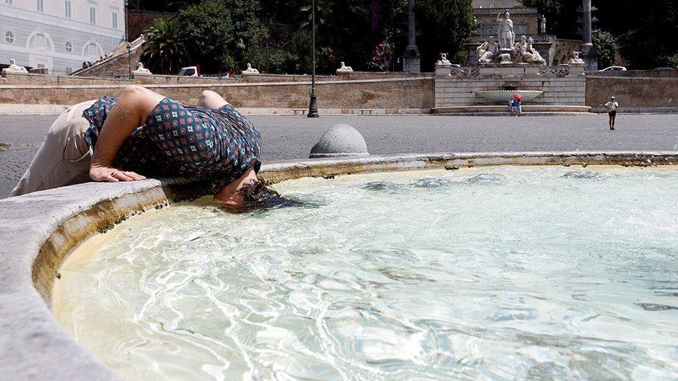 One pesin dey cool off for di Piazza del Popolo for Rome, Italy, on 18 July 2023