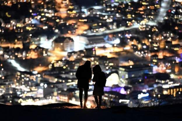 For Norway, one couple celebrate di new year on top of Mount Floya for Tromso, beyond di Arctic Circle