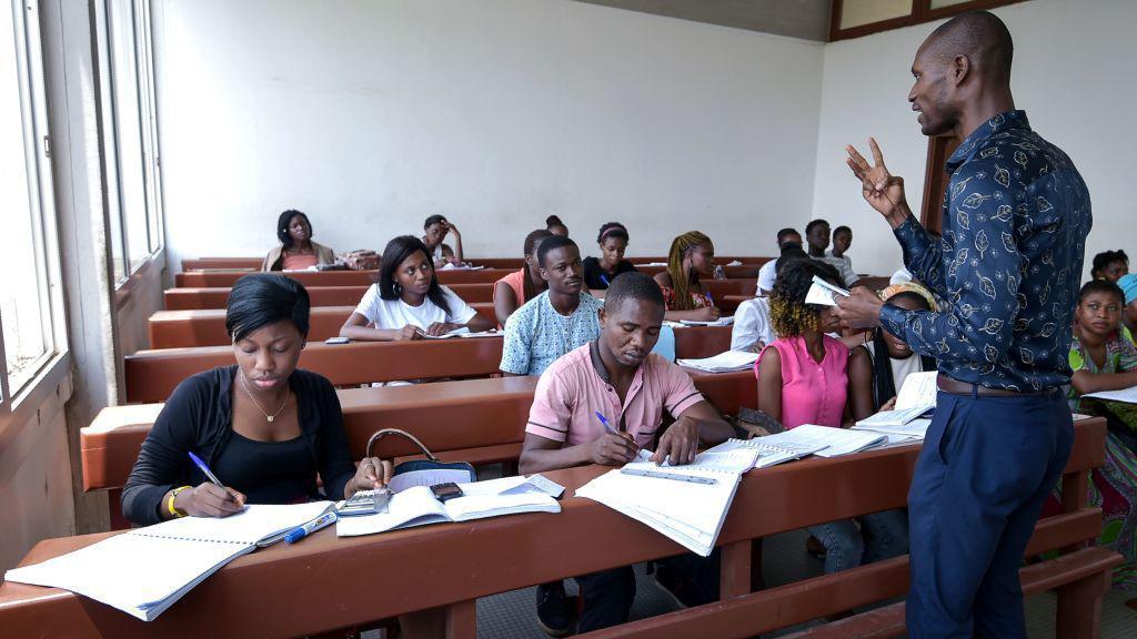 Teacher dey teach students for one univerity for  Abidjan