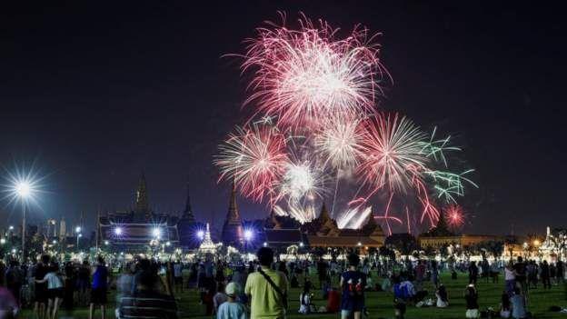 Fireworks explode over di Grand Palace for Bangkok