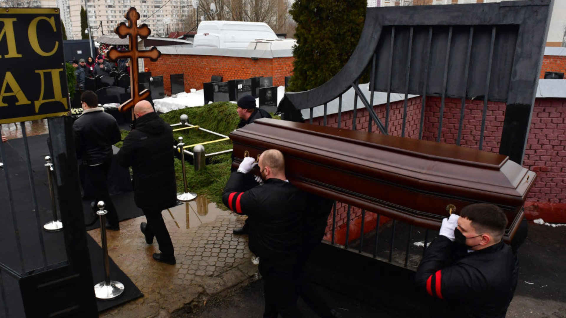 Navalny coffin arrive wit crowds wey dey shout im name