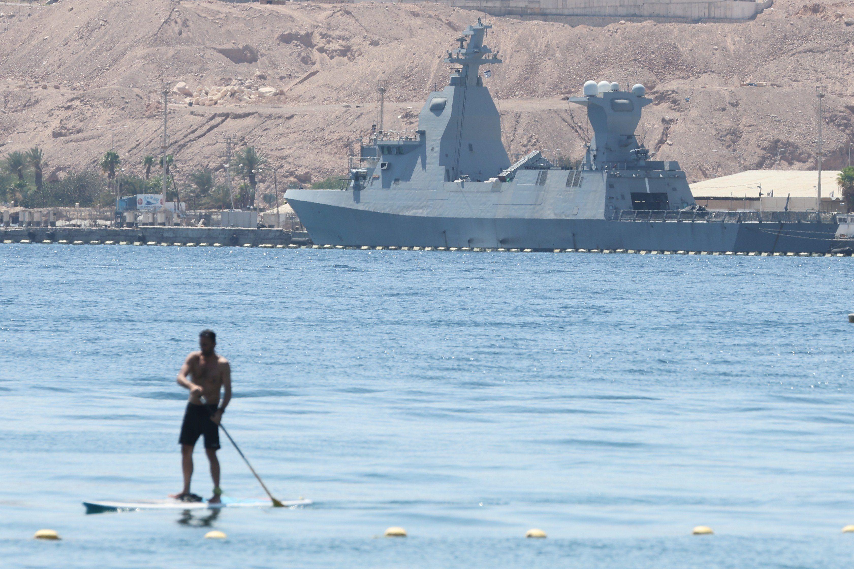Man dey paddle in front of a German-made Sa'ar 6-class corvette of di Israeli navy wey dock for di Red Sea port city of Eilat on 16 April 2024