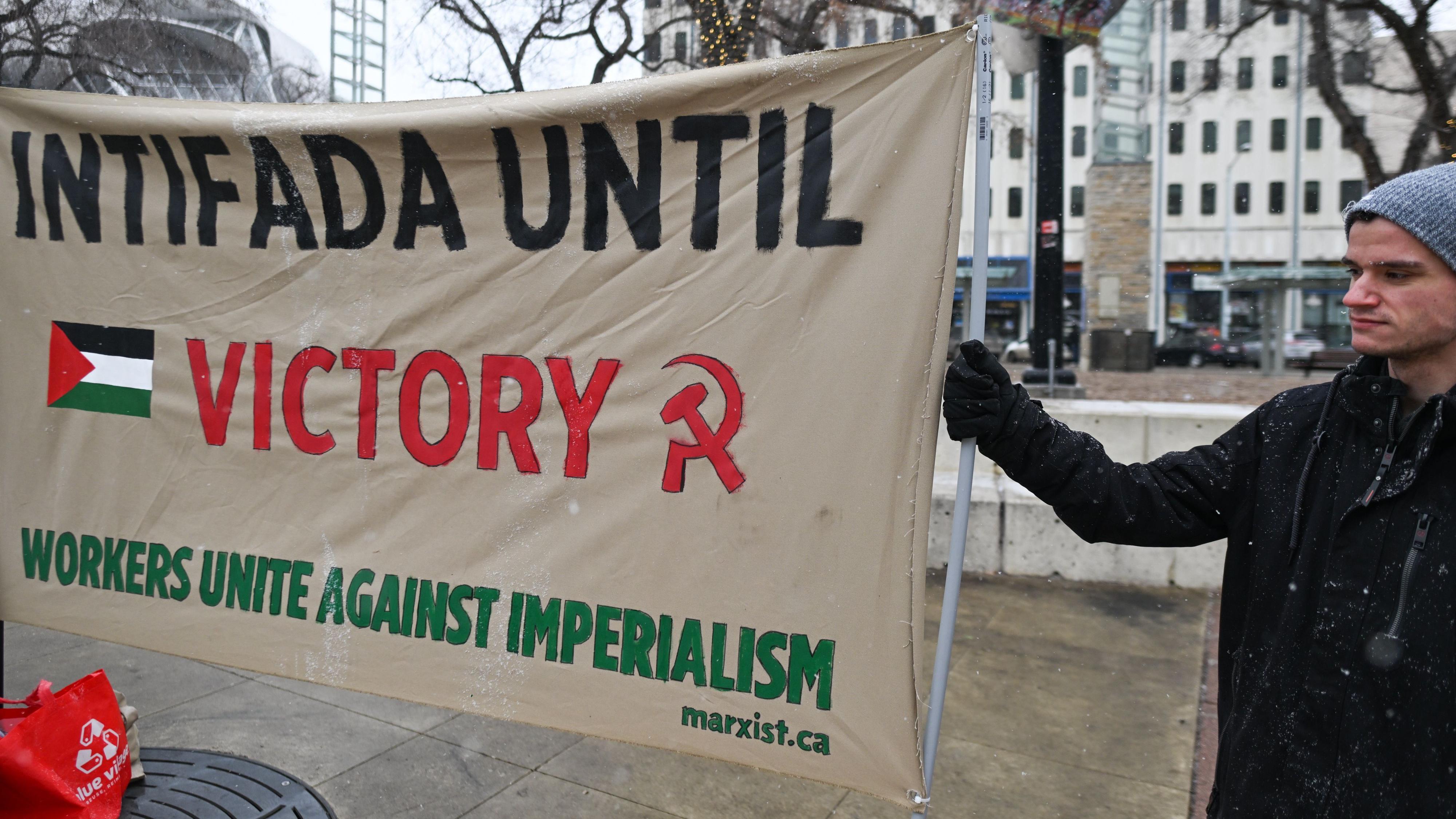 One activist for Canada wey dey support Palestinian hold banner on 25 April 2024