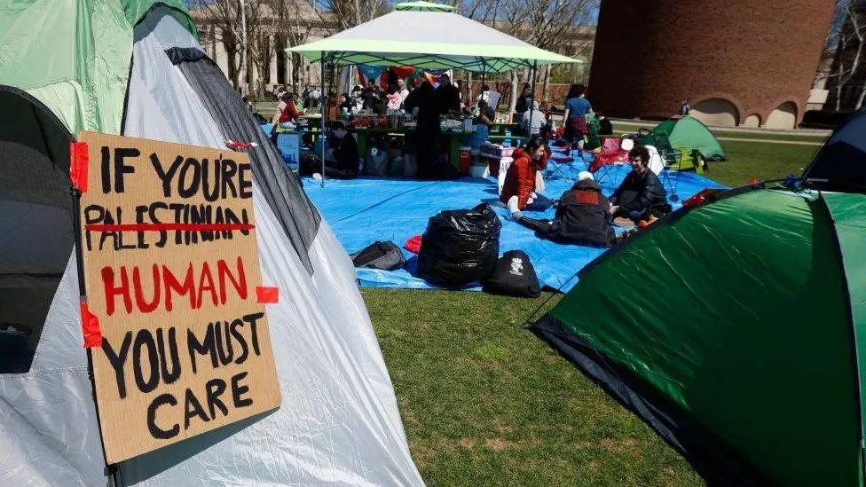 Tents ontop grass for di Massachusetts Institute of Technology for Cambridge, Massachusetts
