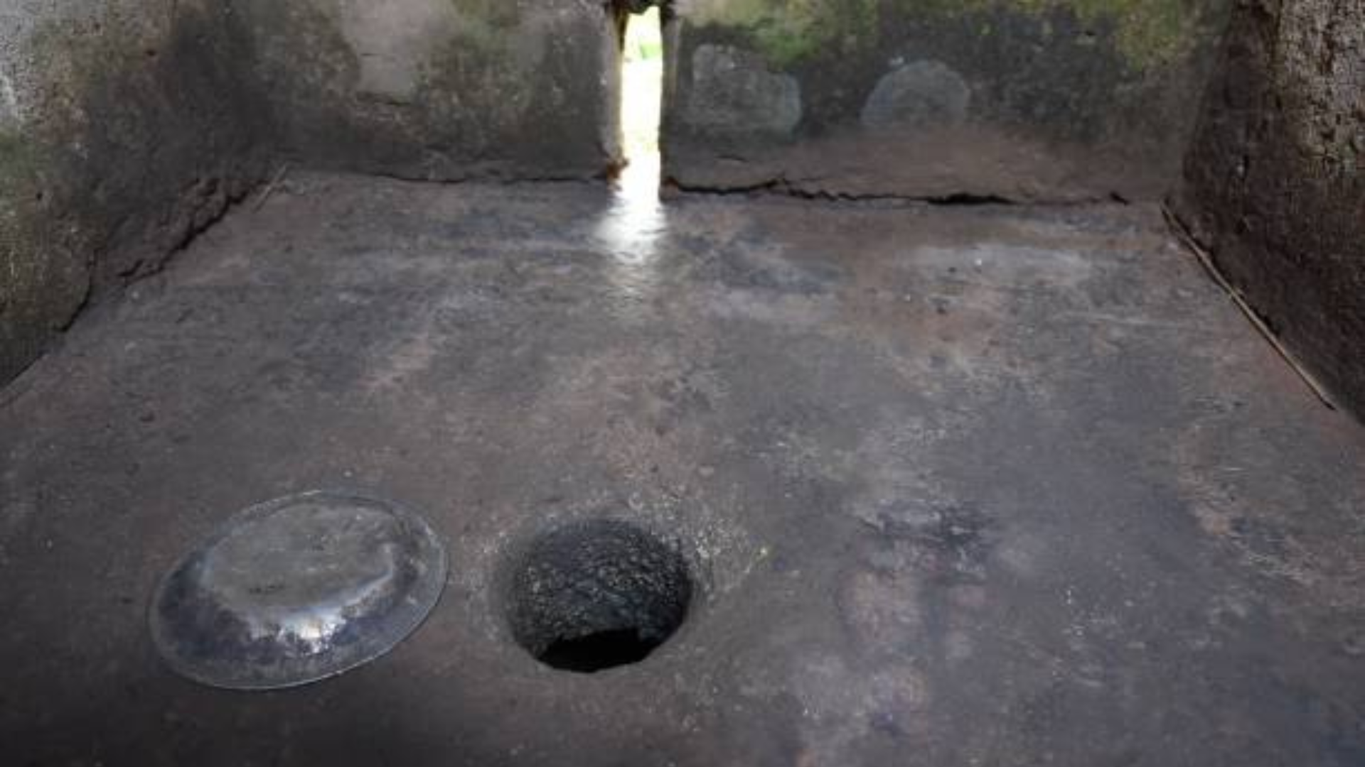 For 2018, authorities bin free six pickin wey trap inside pit latrine