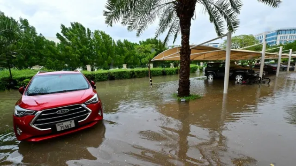 Motor dey parked for flooded parking lot afta ogbonge rain fall for di Gulf Emirate of Dubai
