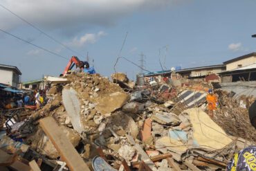 Authority confam one pesin dead as mosque collapse, injure odas for Lagos