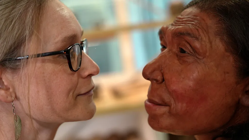 Foto of Dr Emma Pomeroy and di Neanderthal model