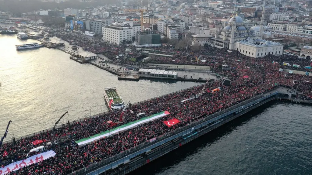 Tens of thousands of Turkey pipo do pro-Palestine protest on 1 January