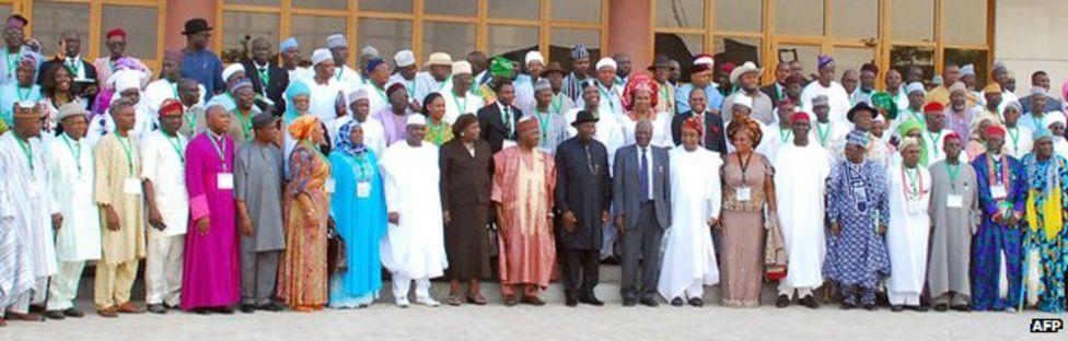 President Goodluck Jonathan andim vice, Namadi Sambo, pose wit pipo wey attend di national conference of 2014.