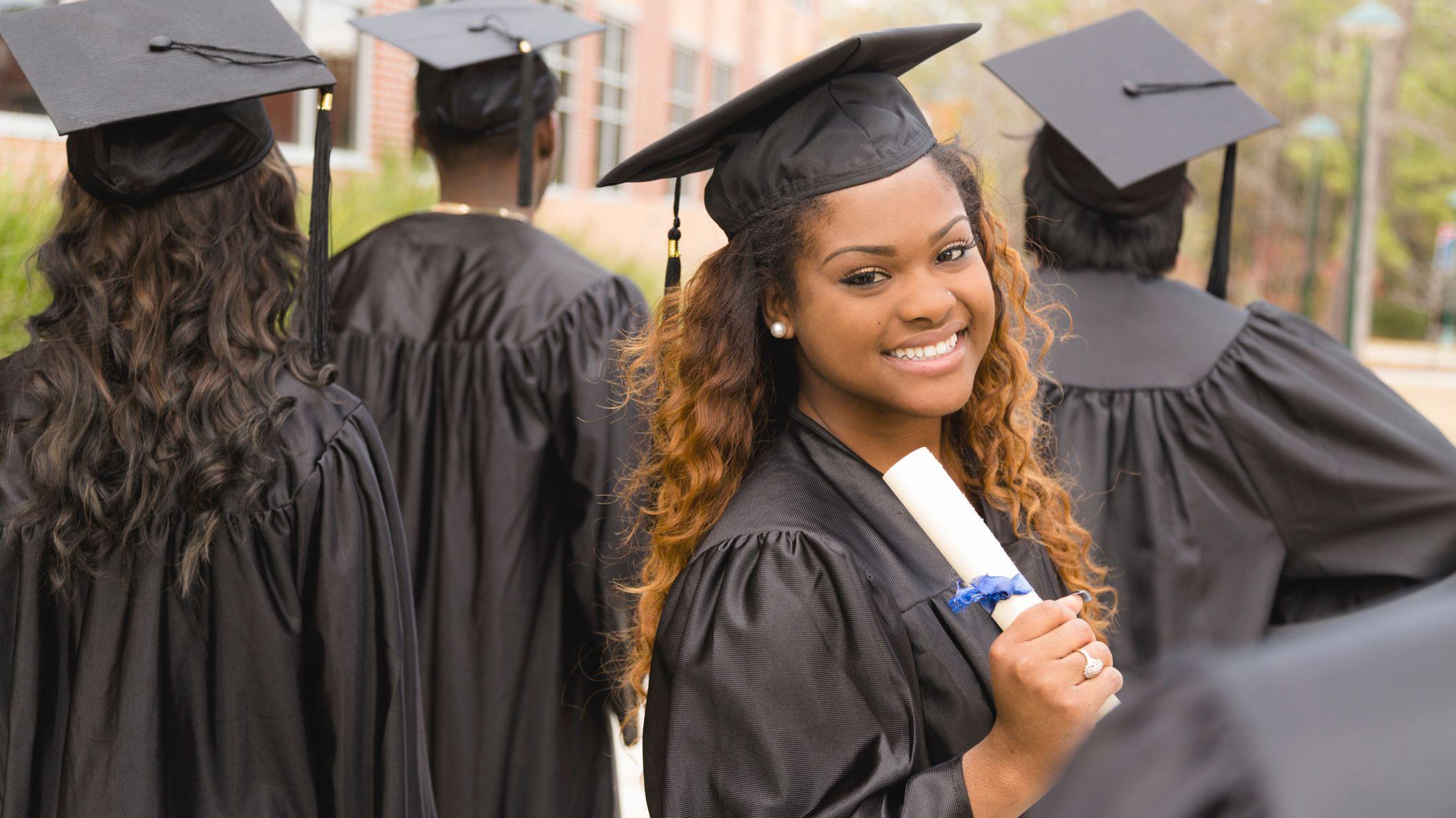 Foto of female graduate and friends for campus