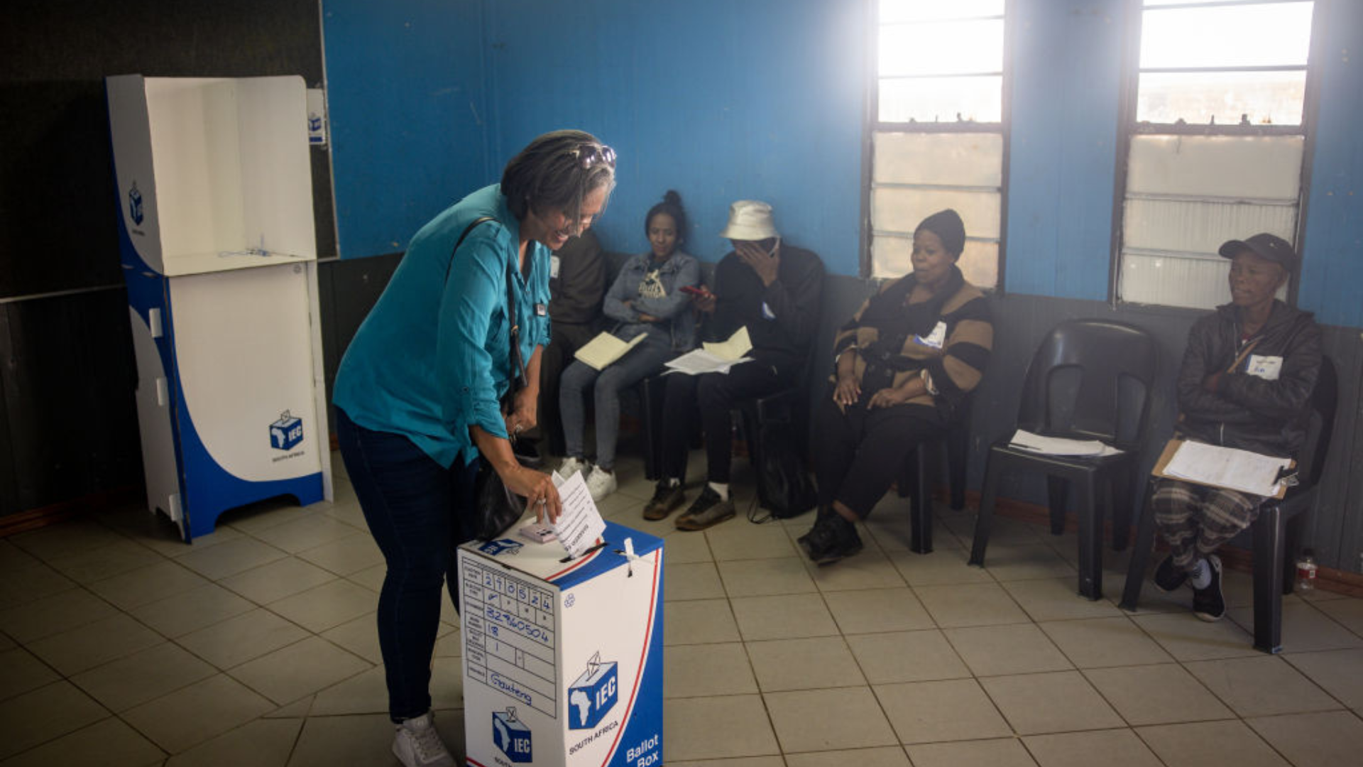 A South Africa woman dey cast her vote for special vote