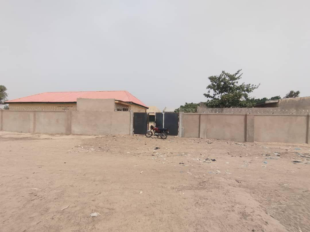 Entrance of Kano school wia  student  dey face tough condition to learn