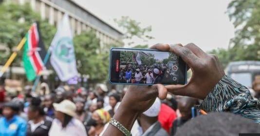 Protester wey use phone dey live stream di protest