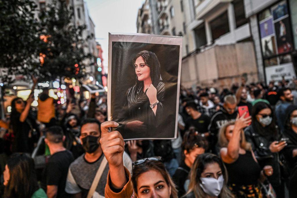 A protester hold a portrait of Mahsa Amini during a demonstration in support of Amini, a young Iranian woman wey die afta being arrested in Tehran by di Islamic Republic's morality police, on Istiklal avenue in Istanbul on September 20, 2022. 