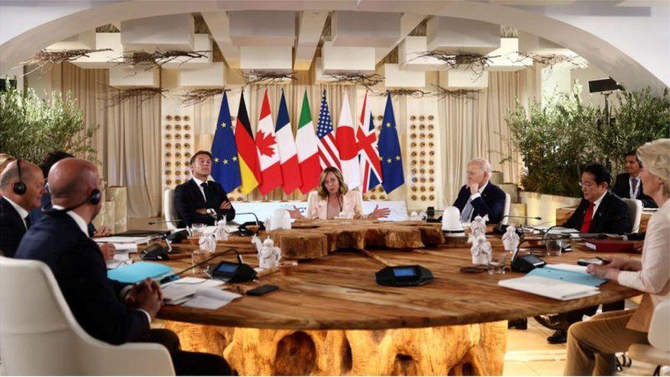 Di leaders dey hold round table discussion for di G7
