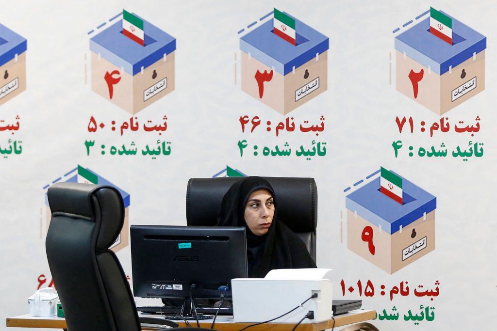 One Iranian electoral official sit at a candidates' registration office, in Tehran on May 30, 2024, ahead of di kontri presidential election. 